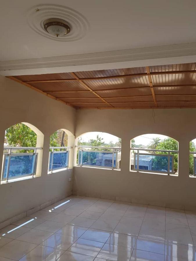 Touray Guest House Old Yundum Ngoại thất bức ảnh