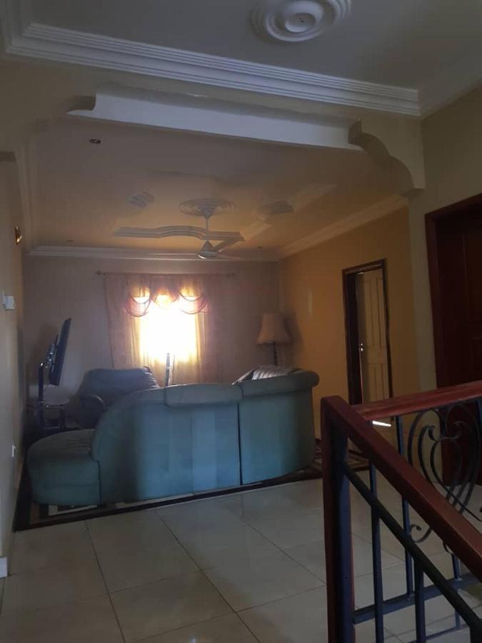 Touray Guest House Old Yundum Ngoại thất bức ảnh